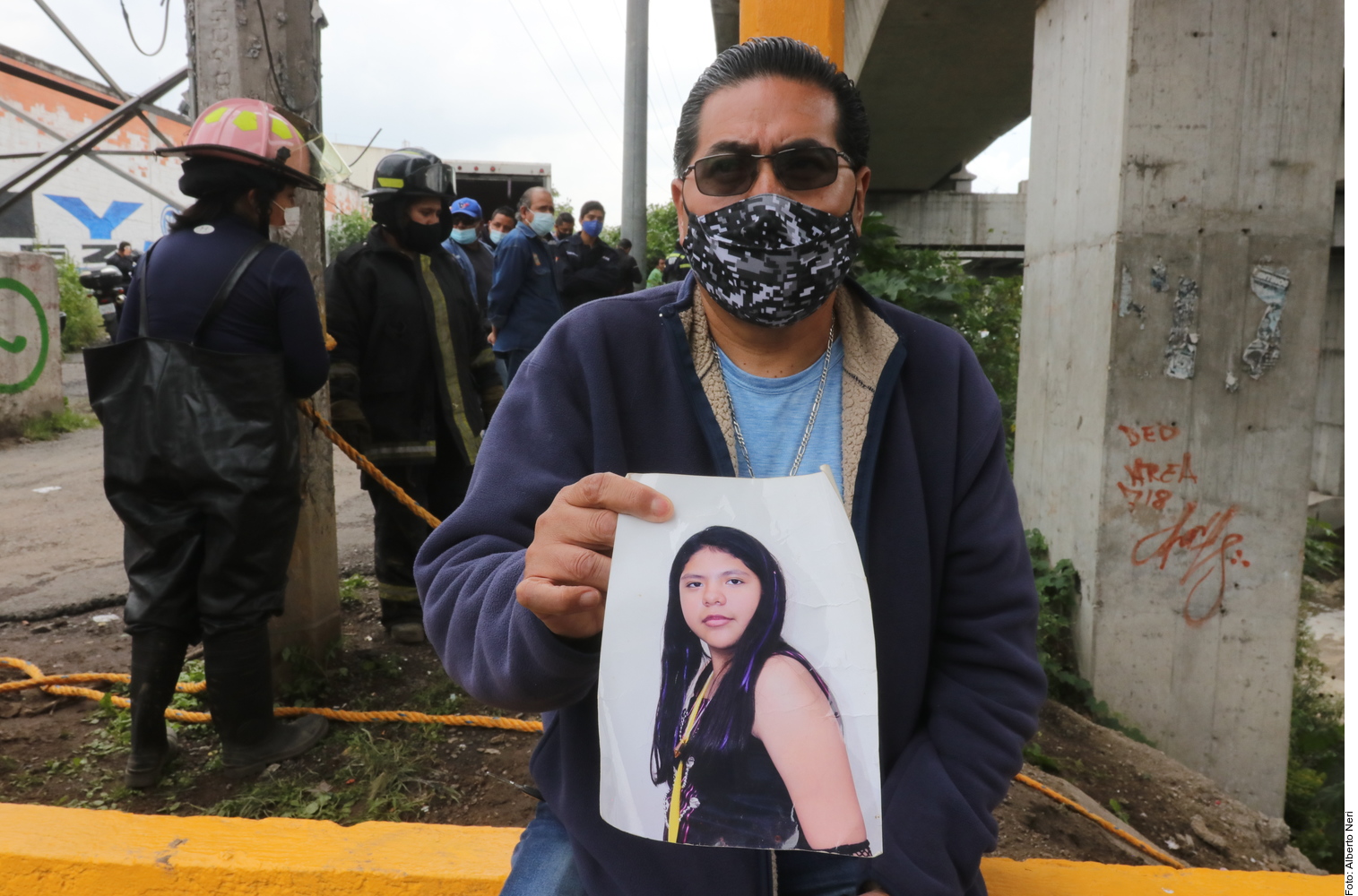 Héctor sostiene una foto de su hija fallecida entre las manos. Agencia Reforma