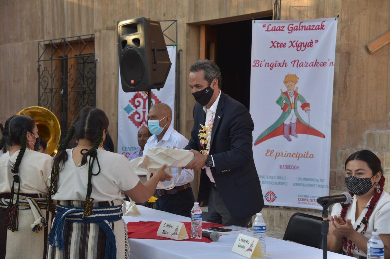 El diplomático visitó Teotitlán del Valle donde presentó la traducción al zapoteco de “El Principito”. Emilio Morales Pacheco