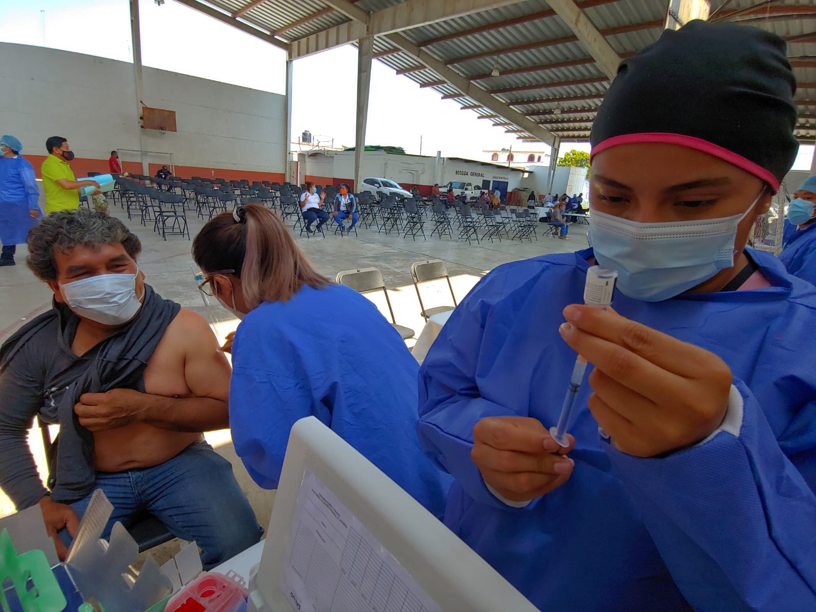 Médicos hablan con las personas de la tercera edad para que se relajen y reciban la vacuna. Nadia Altamirano