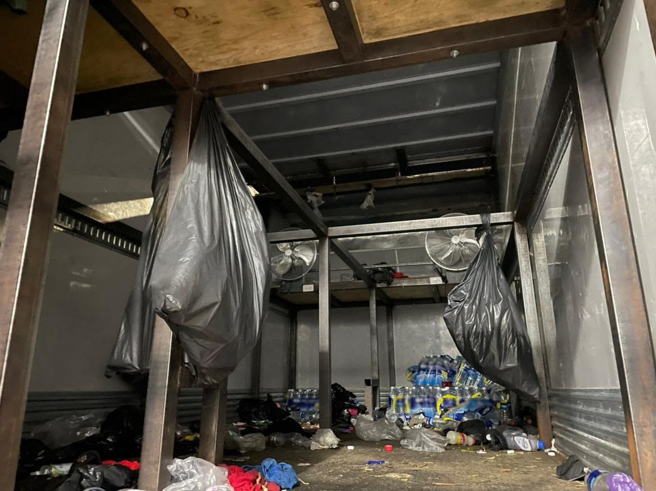 En el lugar en el que debería de llevar carga viajaban los migrantes.