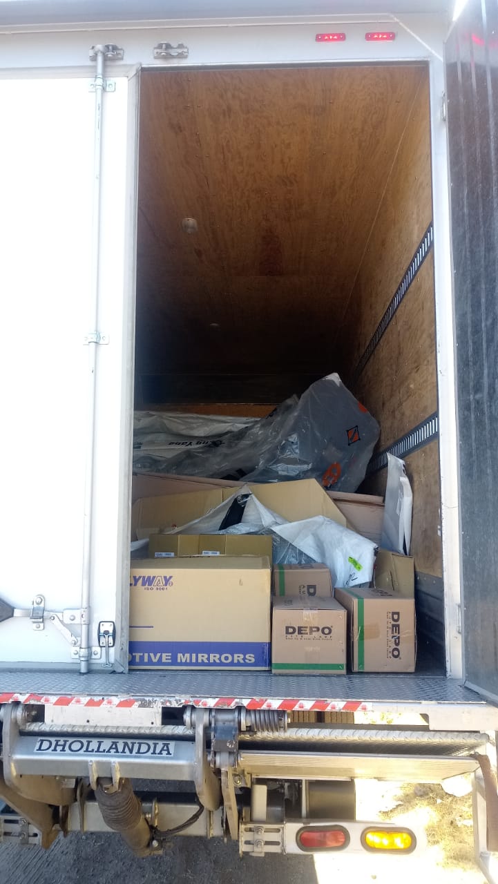Las puertas de la caja estaban abiertas.