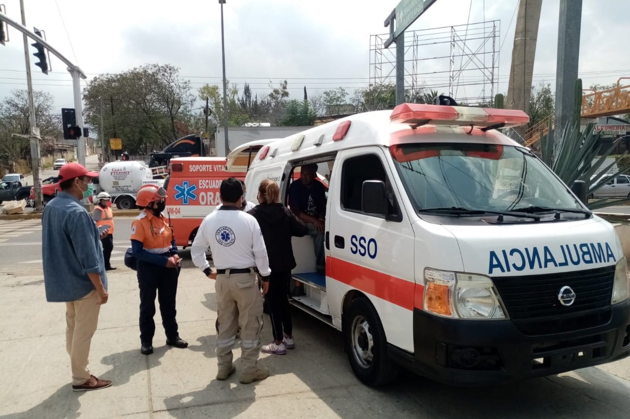 Elementos de Protección Civil de San Lorenzo Cacaotepec auxiliaron a los dos lesionados.