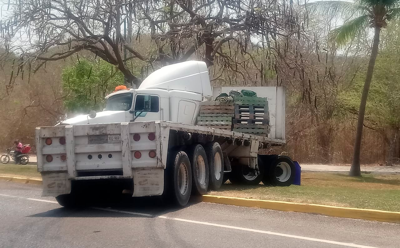 El conductor del tráiler se dio a la fuga.