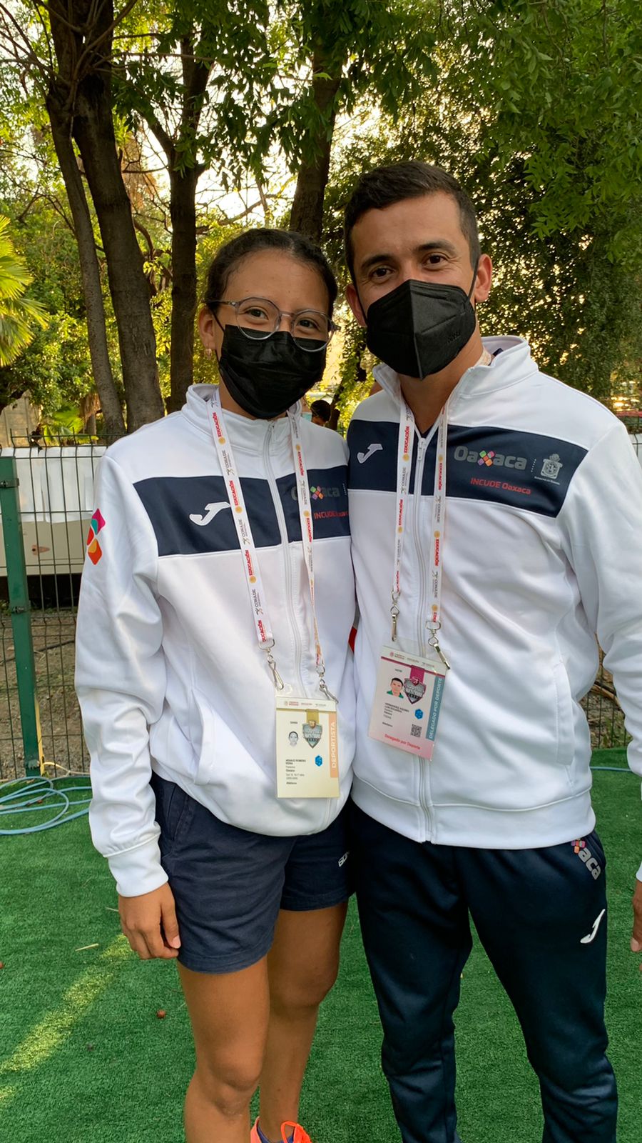 Kenia Aranjo finalizó en la quinta posición. La acompaña el presidente de la Asociación de Atletismo del Estado de Oaxaca, Luis Eduardo Hernández.