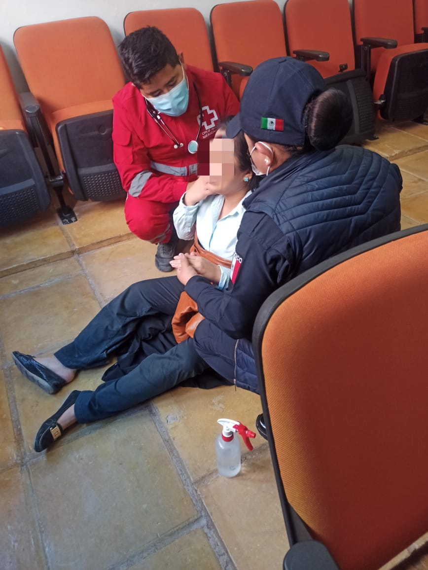 La mujer fue auxiliada por paramédicos de la Cruz Roja.