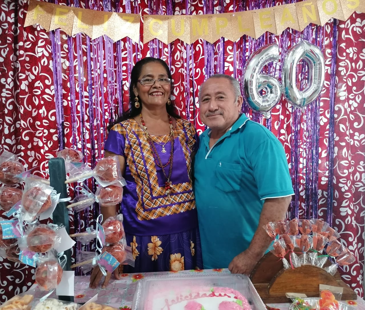 La cumpleañera, al lado de su compañero de vida.