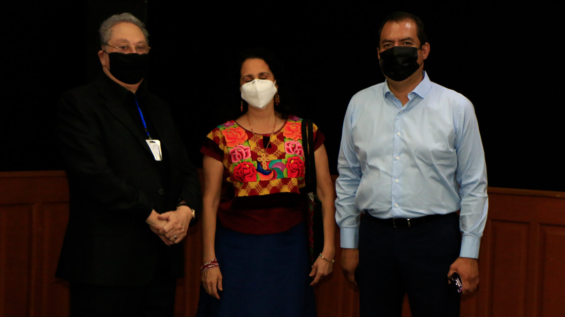 De izquierda a derecha, el diputado local Ericel Gómez Nucamendi, la senadora Susana Harp Iturribarría y el presidente municipal de Oaxaca de Juárez, Oswaldo García Jarquín. Mario Jiménez Leyva