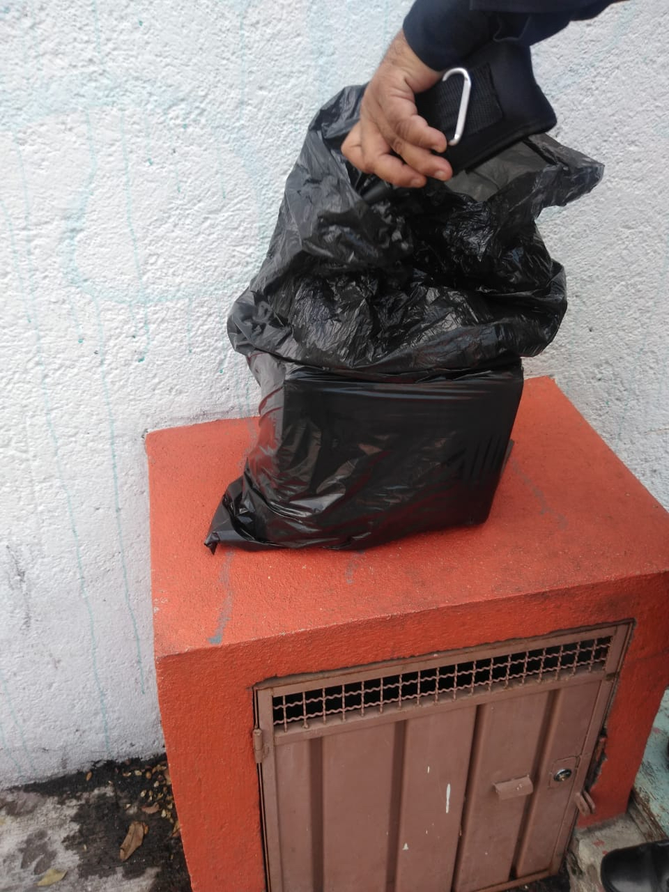 Sobre una base de concreto fue abandonado el paquete.