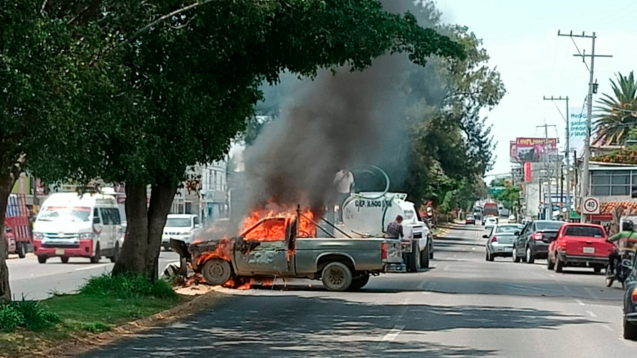 La camioneta circulaba en la avenida Símbolos Patrios, a unos metros del puente del río Salado.