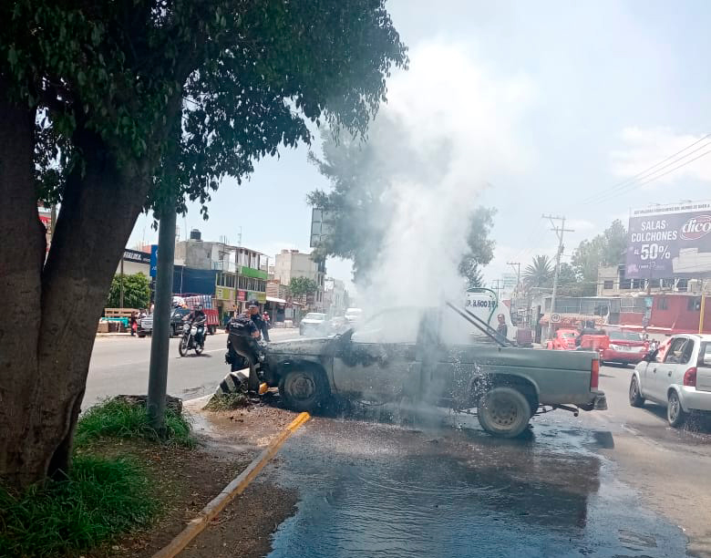 Elementos del Cuerpo de Bomberos lograron controlar la situación.