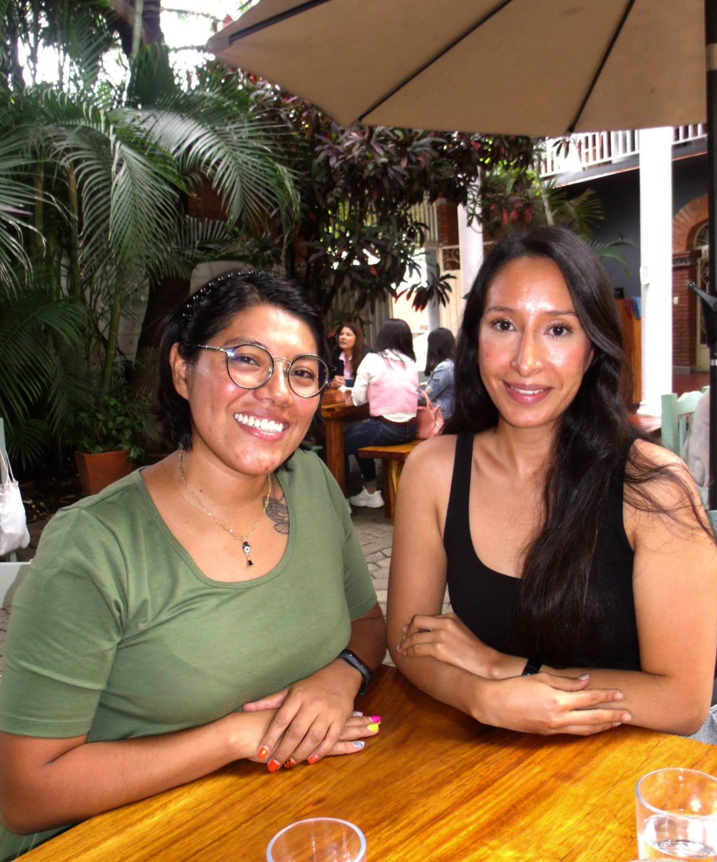 Lola y Tefy González comparten su bella amistad. Alma Chávez