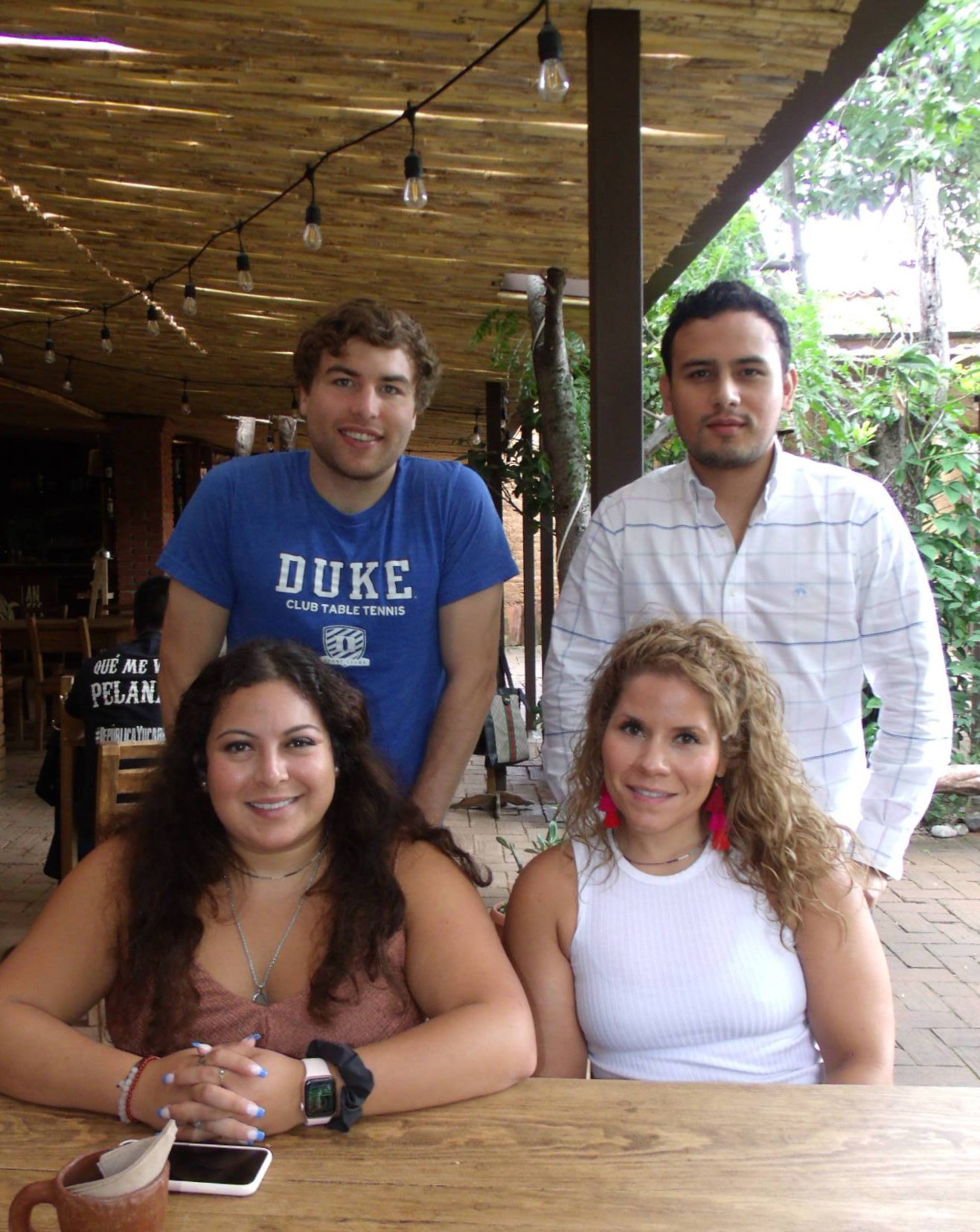 Shan, Roberto, Melissa y Jennifer degustan un rico desayuno oaxaqueño. Alma Chávez