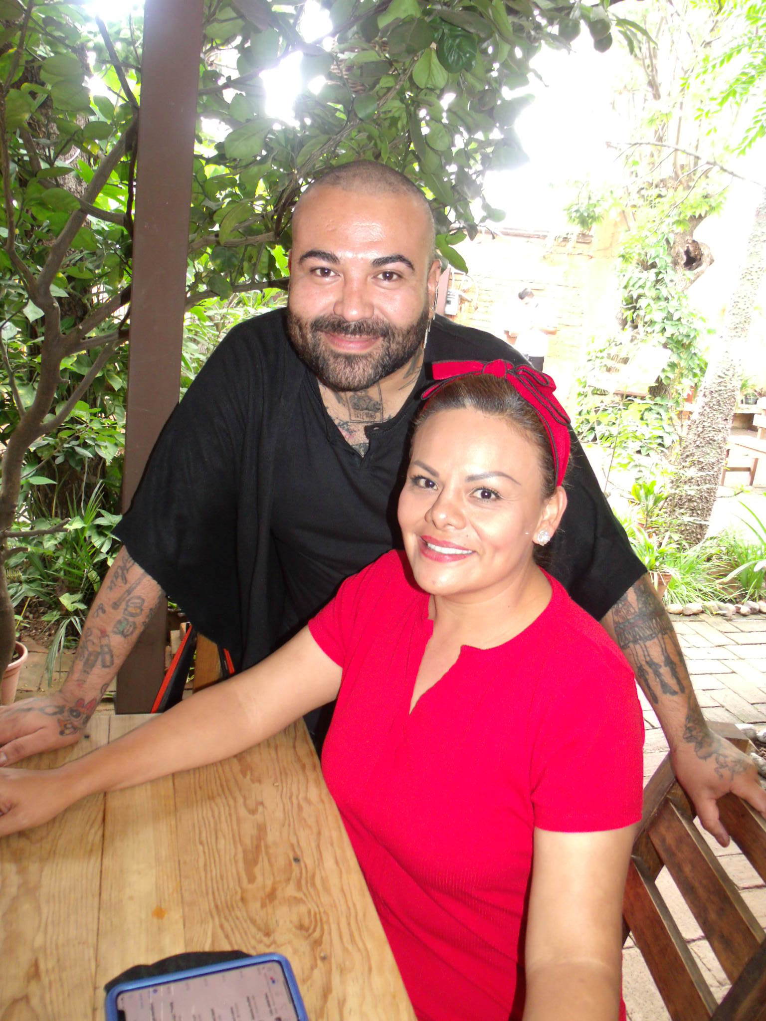Daniel Lazo y Florencia Rivera, en amena reunión de amigos. Alma Chávez