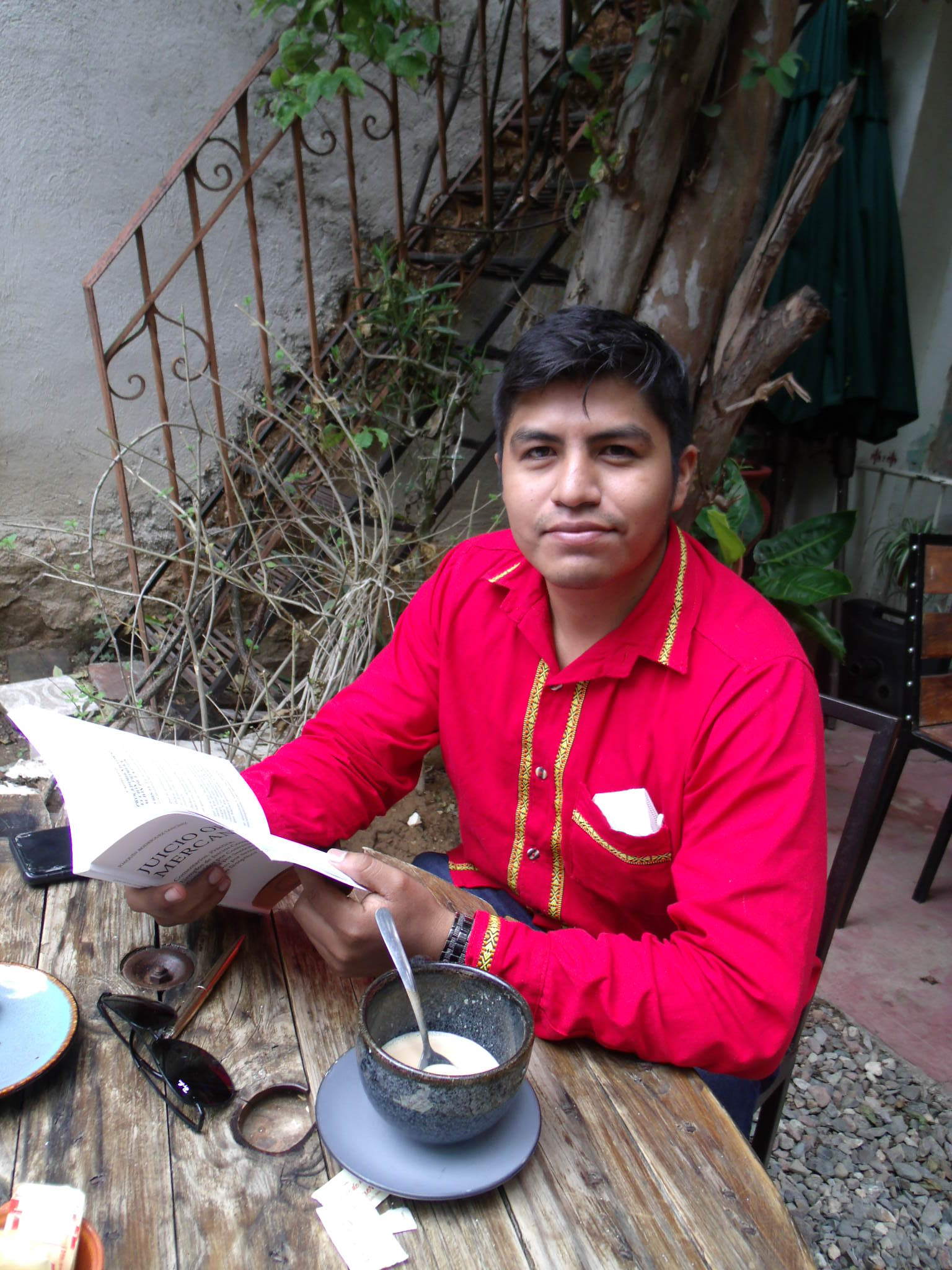 Sergio Heras Ignacio empieza un buen día con un buen libro y un rico cafecito. Alma Chávez