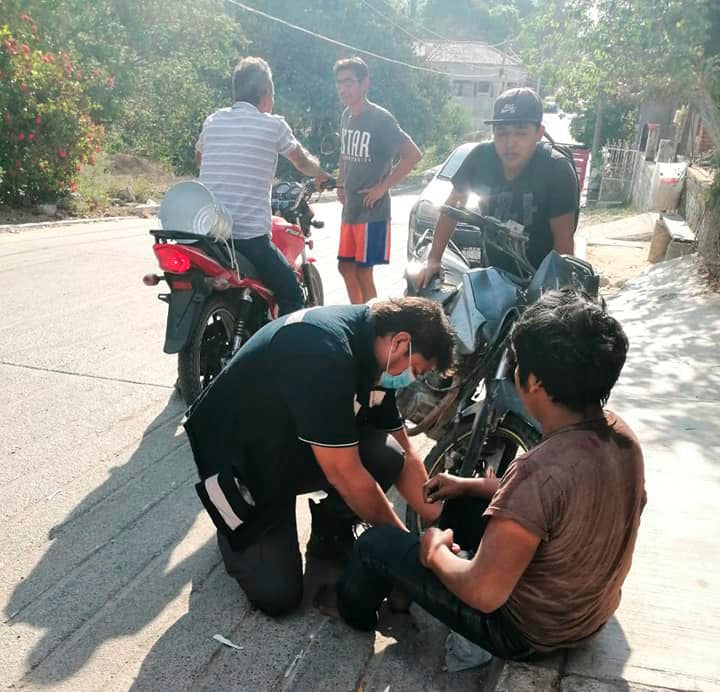 Paramédicos de Protección Civil auxiliaron al motociclista.