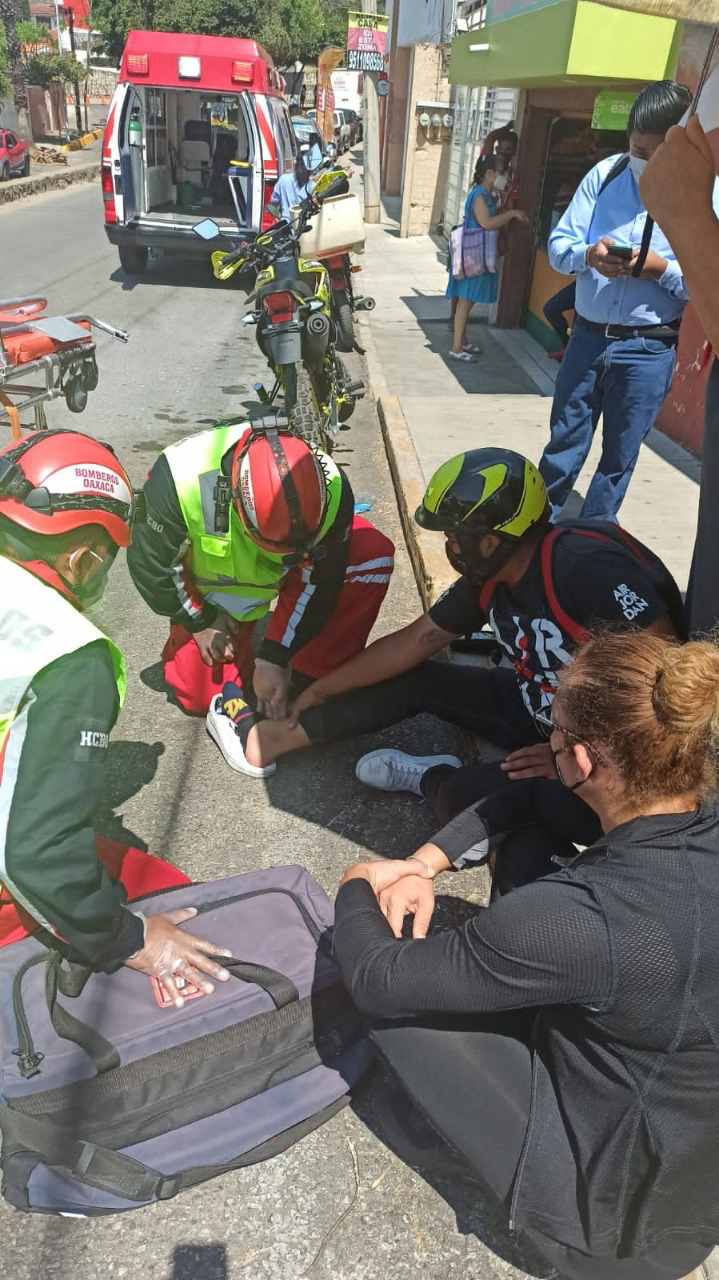 Paramédicos de Bomberos le brindaron auxilio al lesionado.
