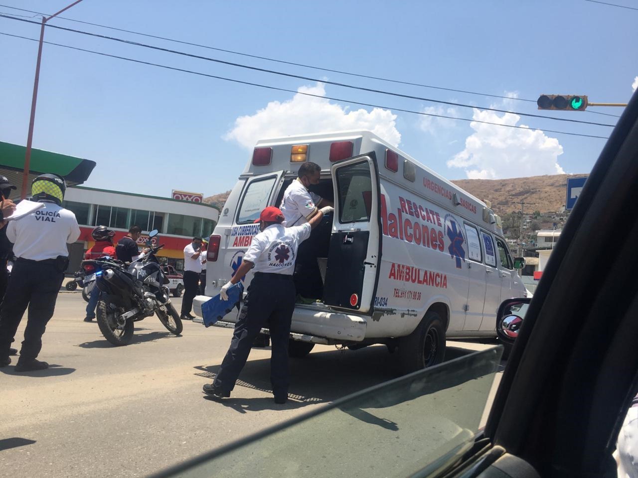 Paramédicos voluntarios lo trasladaron al hospital.