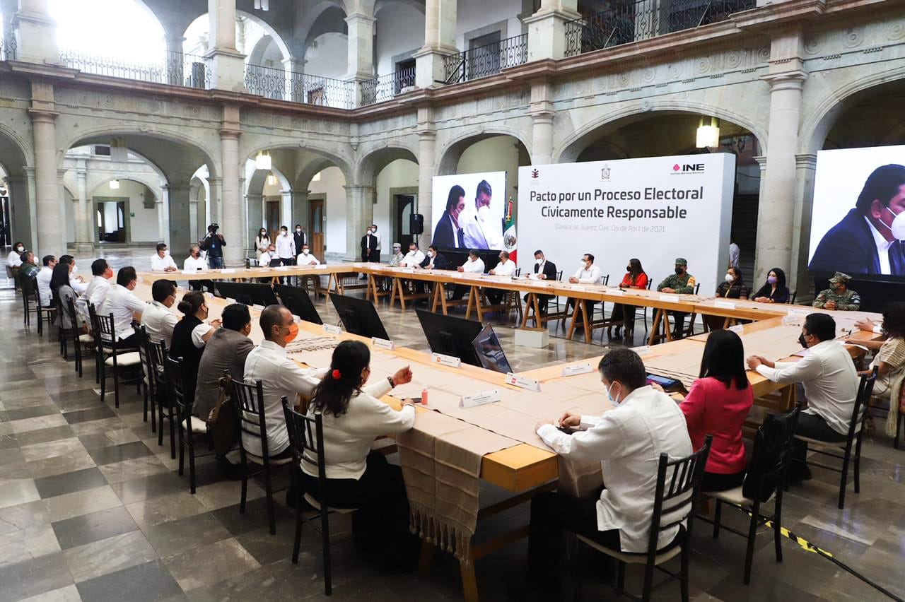 En el patio central del palacio de gobierno, el mandatario estatal manifestó que el propósito de la mesa es acompañar a las candidatas y candidatos en los diferentes esquemas de seguridad que puede ofrecer el gobierno federal, el gobierno del estado y lo Cortesía