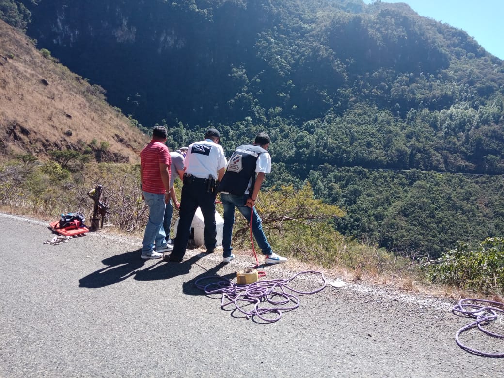 Elementos de la Policía Vial Estatal apoyaron para subir a la carretera a los lesionados.