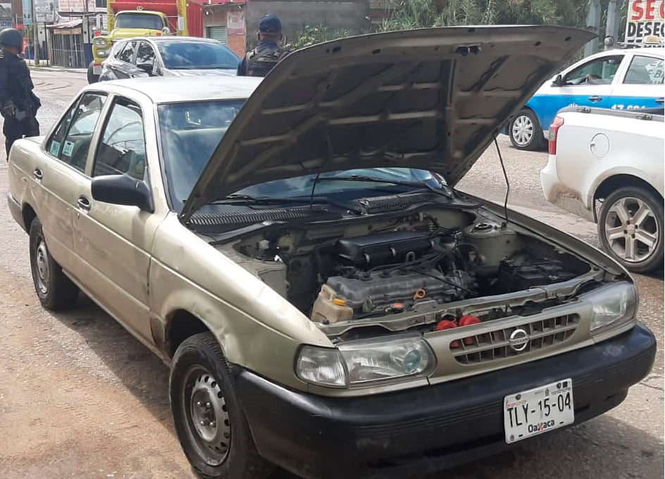 Un automóvil marca Nissan, tipo Tsuru, Modelo 2001 de color Arena, fue recuperado