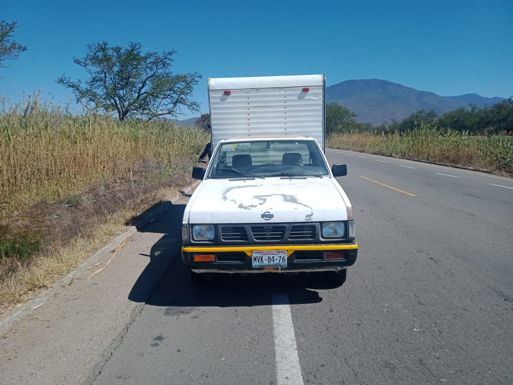 Una camioneta con caja seca, color blanco, sin placas de circulación, modelo 1999, fue abandonada en Ejutla de Crespo.
