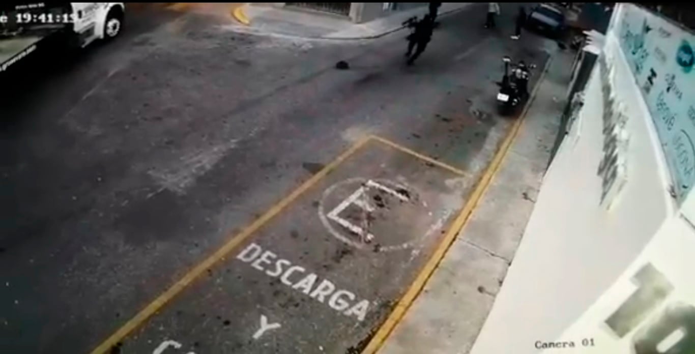 El elemento policíaco acciona su arma de fuego.