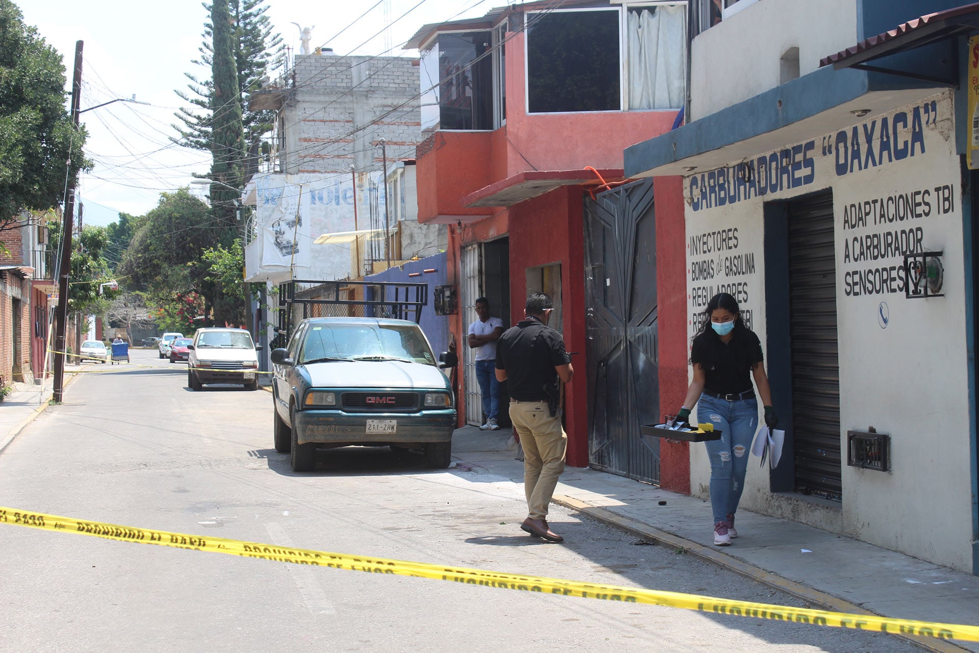 Los elementos de la Agencia Estatal de Investigaciones al realizar la inspección ocular en el lugar.