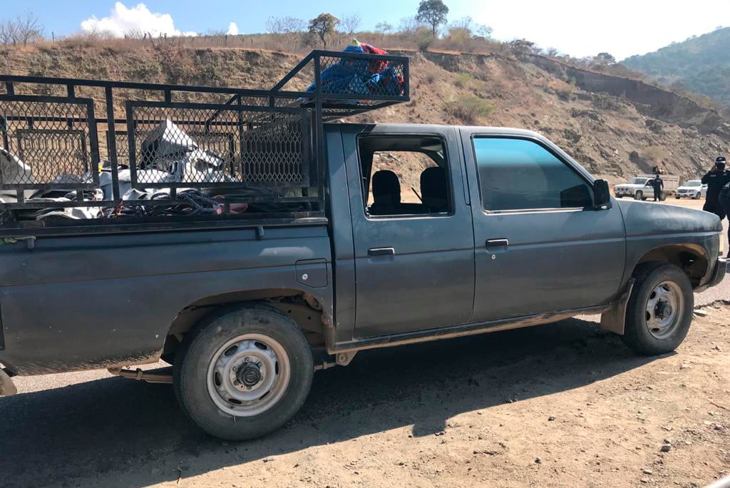 Una de las unidades de motor aseguradas, Nissan doble cabina.