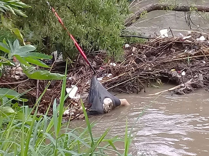 En el río Atoyac fue localizado el cuerpo de una persona que fue decapitada.