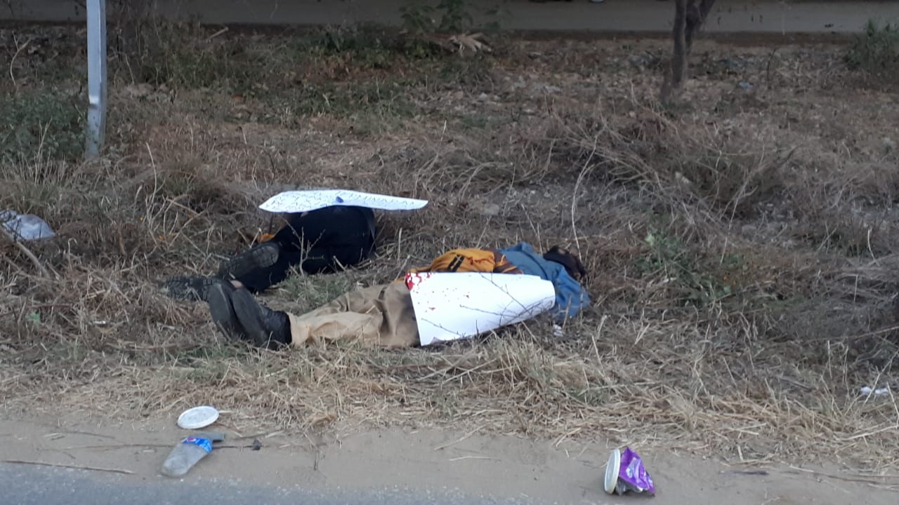 Los dos cuerpos estaban junto a la carretera y con narcomensajes.