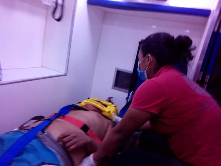 El lesionado fue atendido y trasladado a un hospital.