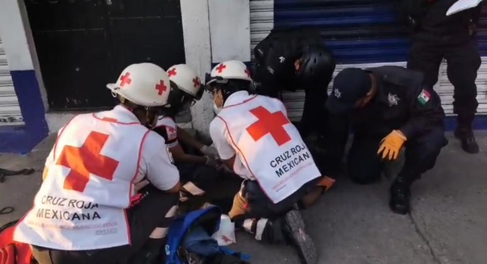 Los paramédicos de la Cruz Roja arribaron al lugar para brindarle los primeros auxilios.