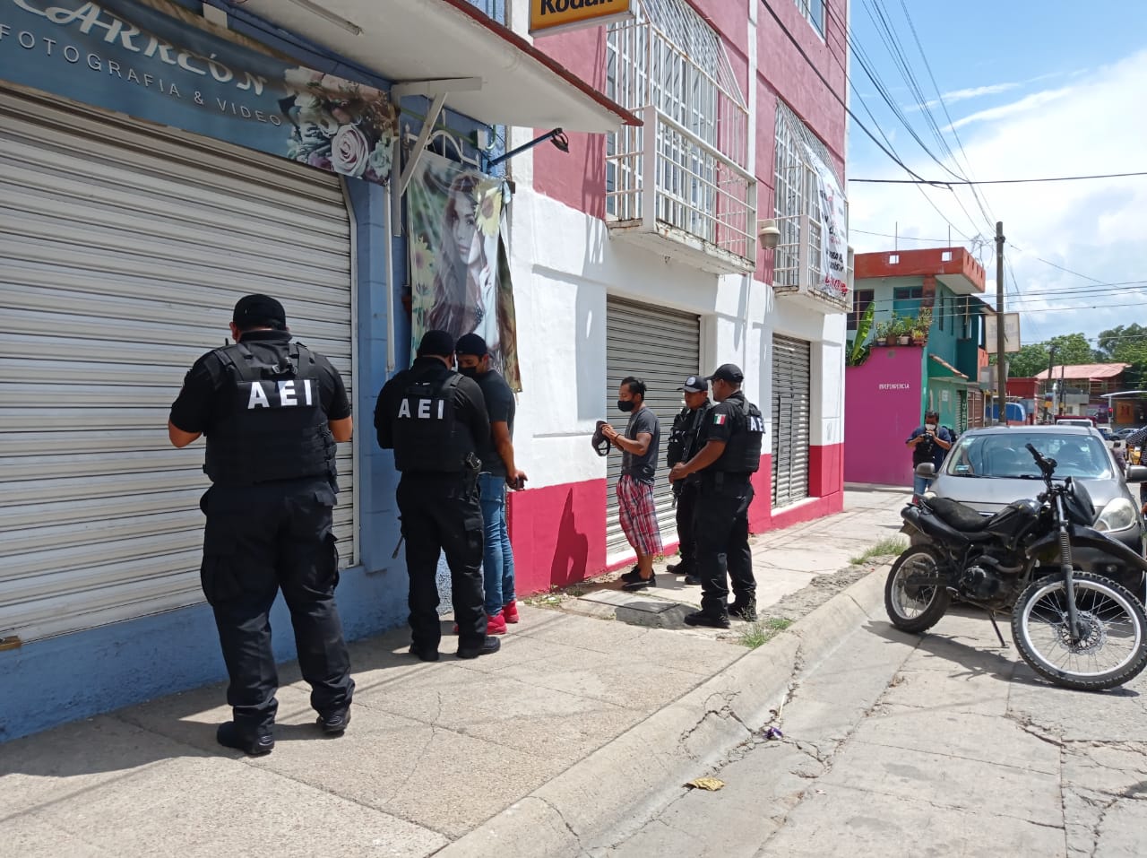 Personal paramédico acudió al domicilio para valorar a los lesionados.