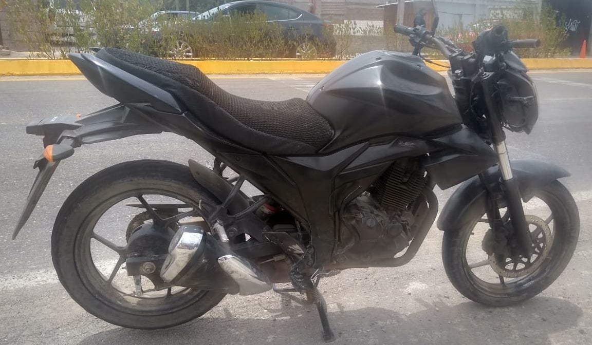 La motocicleta con reporte de robo decomisada por la policía.