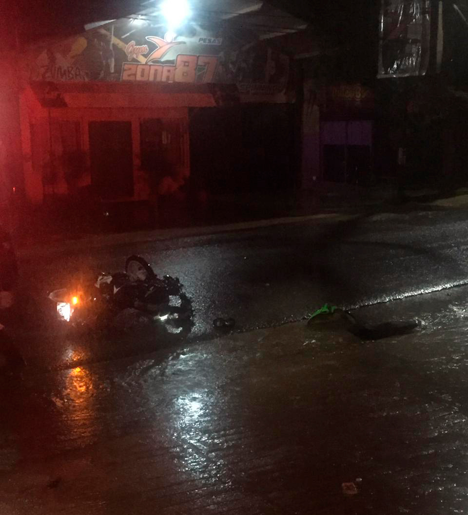 Personal de la policía municipal de Atzompa arribó al lugar del accidente.