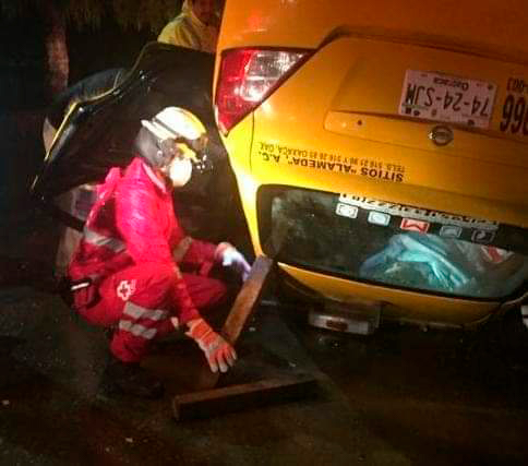 Tres personas resultaron lesionadas al ser arrolladas por un taxi