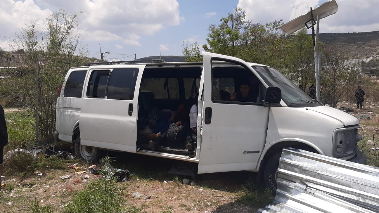 Una de las camionetas donde los transportaban para el estado de Puebla.