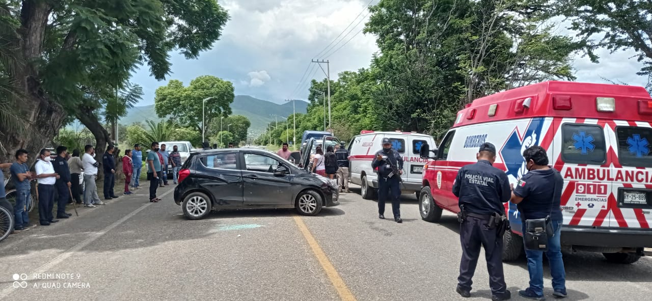 Policías y grupos de auxilio en el lugar del percance.