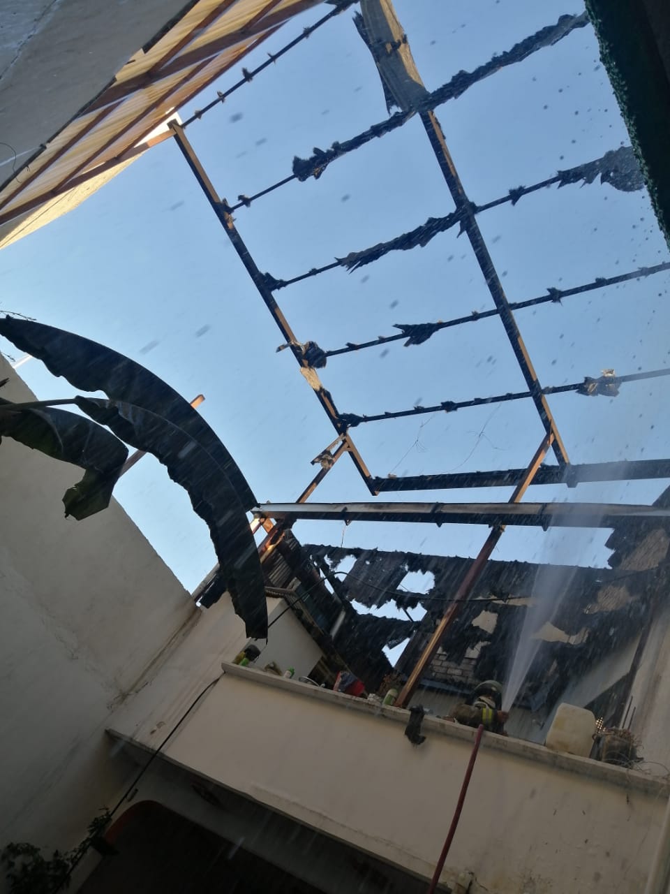 El tejado de fibra de vidrio de ocho por cuatro metros, fue consumido por el fuego.