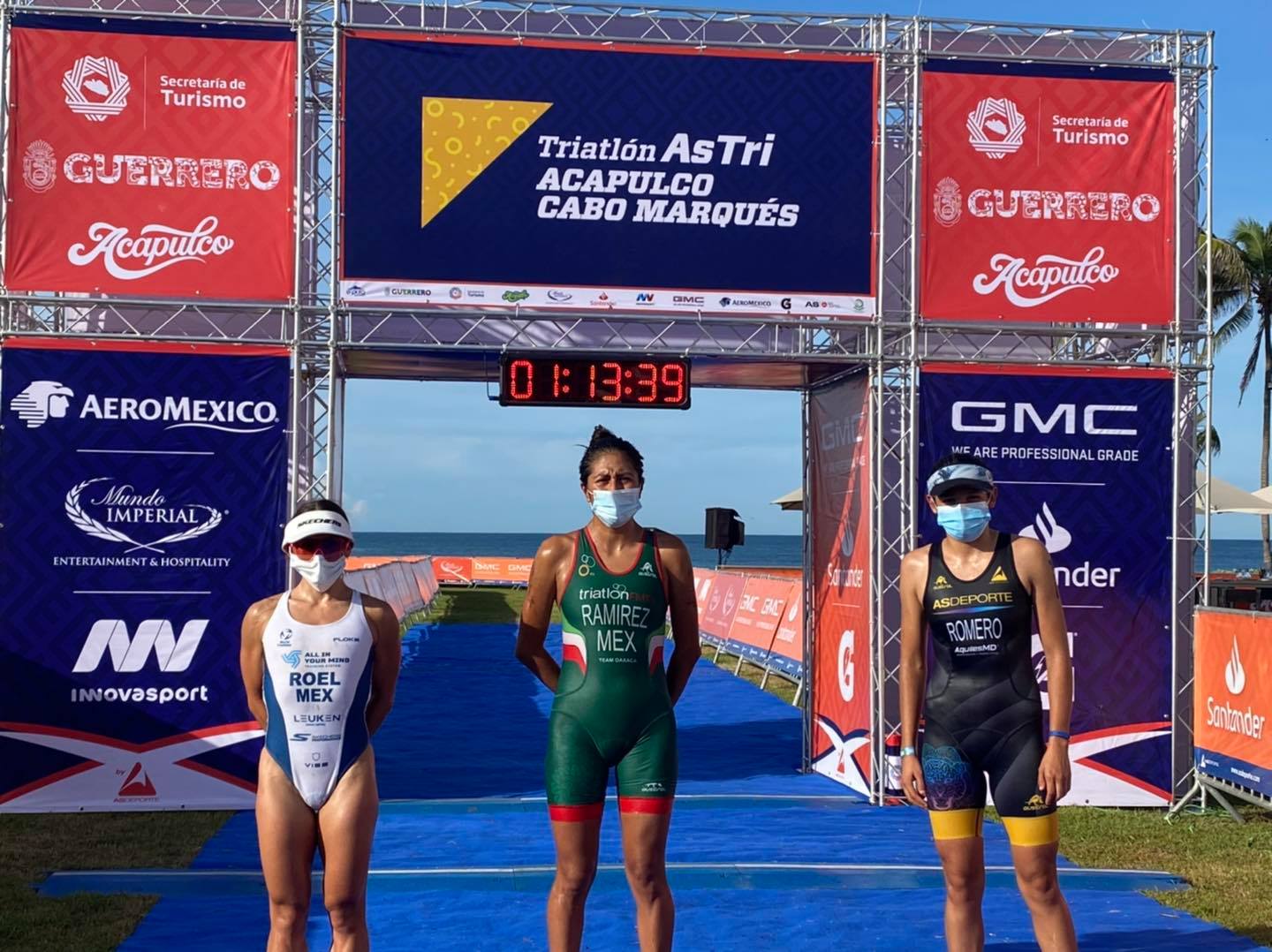 Podio femenil en el Triatlón de Acapulco: Sara Roel (segunda), Cecilia Ramírez (primera) y Mercedes Romero.