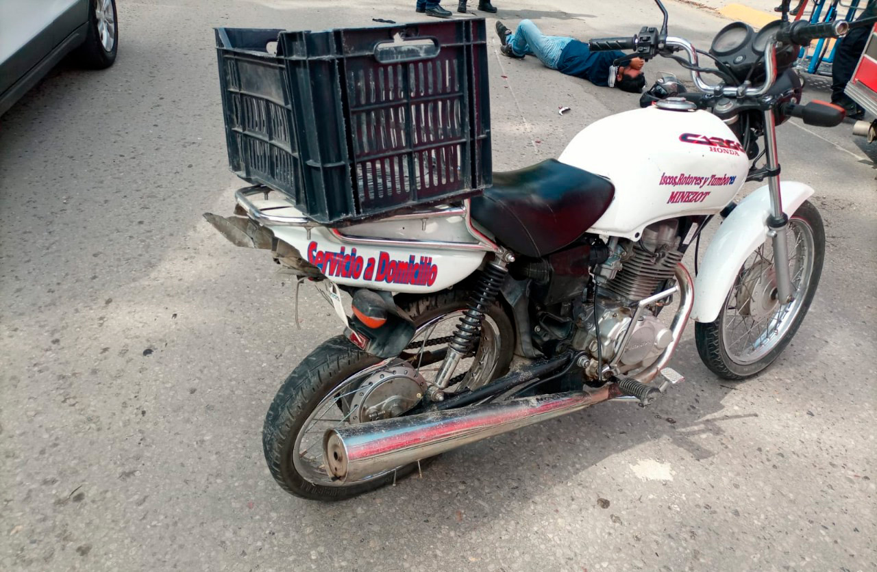 La motocicleta conducida por el lesionado.