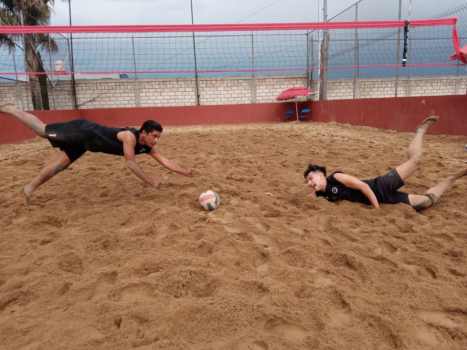 Alexei Colón y Eduardo Azotla fueron campeones del torneo de voleibol de playa.