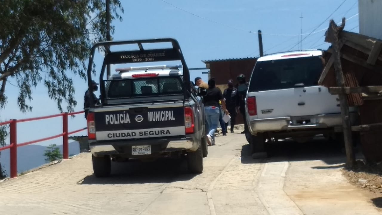 Policías municipales detuvieron a las dos personas y al parecer aseguraron una pistola.