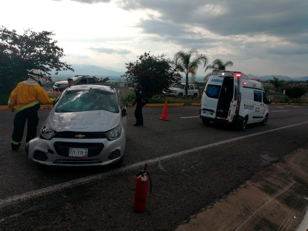 El auto Spark involucrado en el percance.