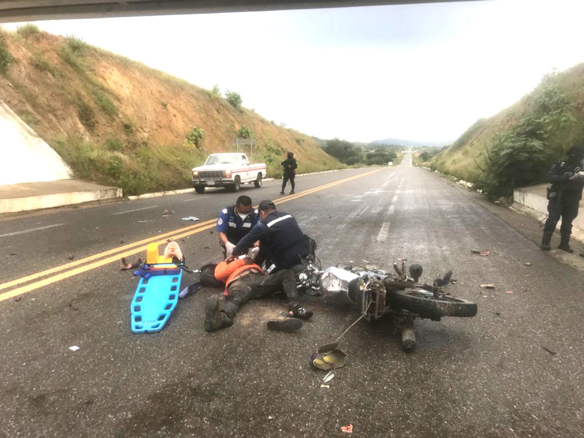Lo mojado de la carretera pudo haber sido otro factor para que los jóvenes se accidentaran.