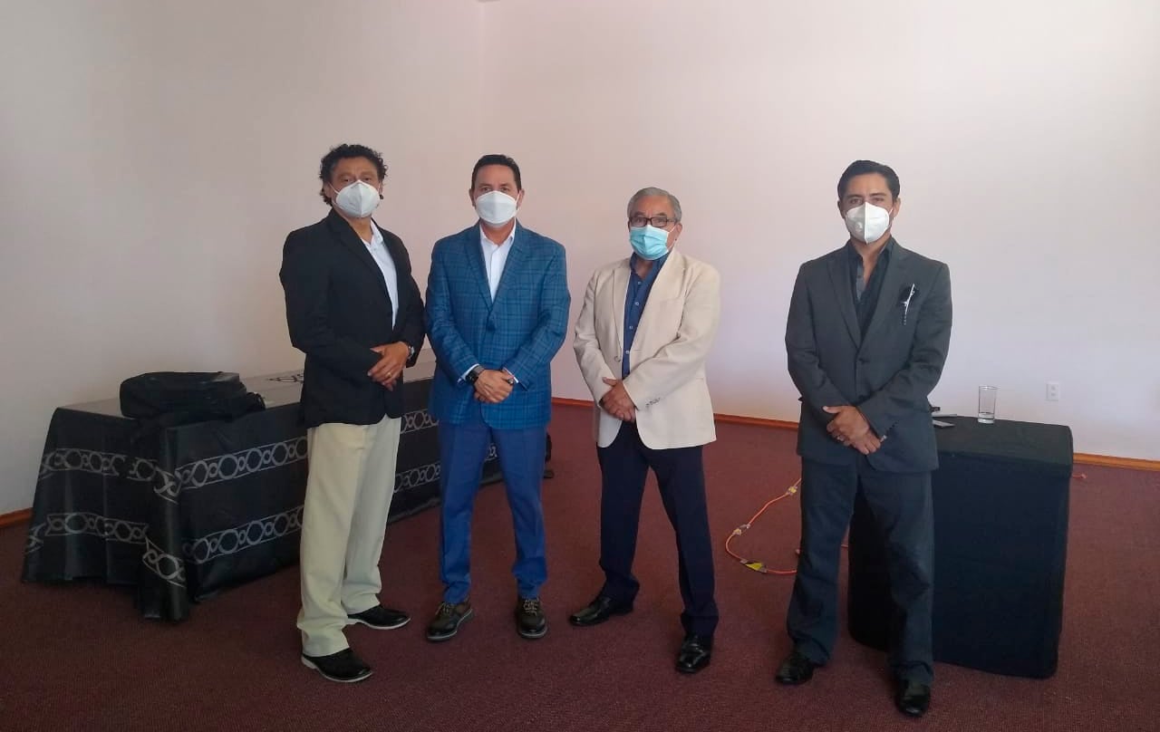 Felipe Gutiérrez, Fernando Morales y Juan Carlos Lozano, con el dirigente nacional de taekwondo, Francisco Raymundo González.