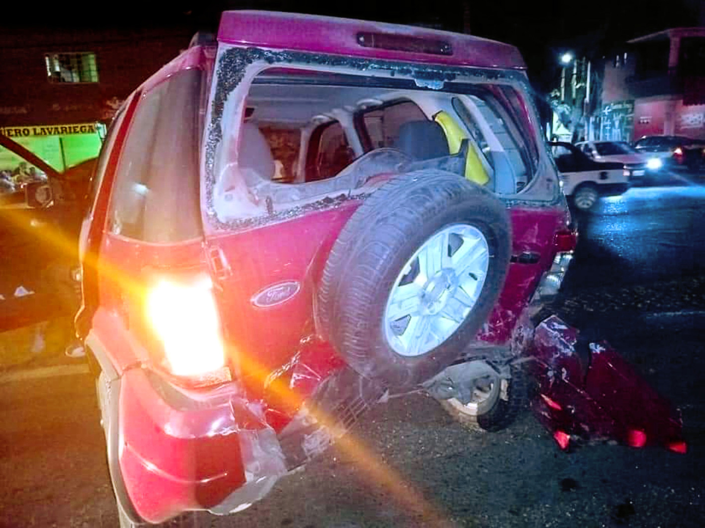 La camioneta Ford Ecosport resultó con daños cuantiosos.
