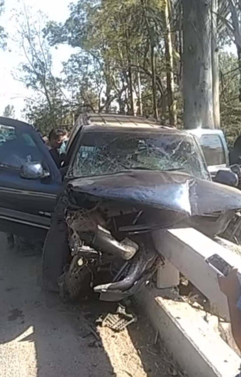 La camioneta Chevrolet se incrustó en el muro de protección.