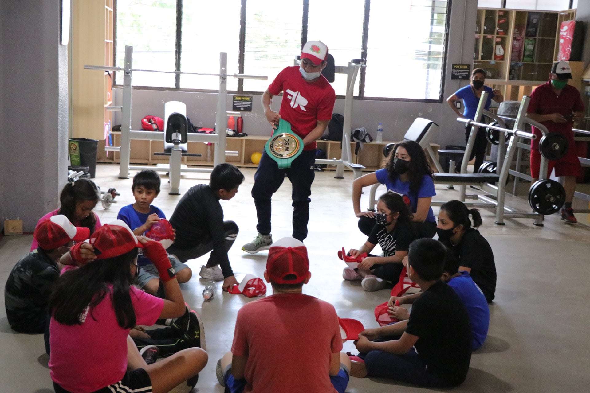 El campeón de la Fecarbox, Luis Fernando Robles, mostró su cinturón a los asistentes al curso de verano.
