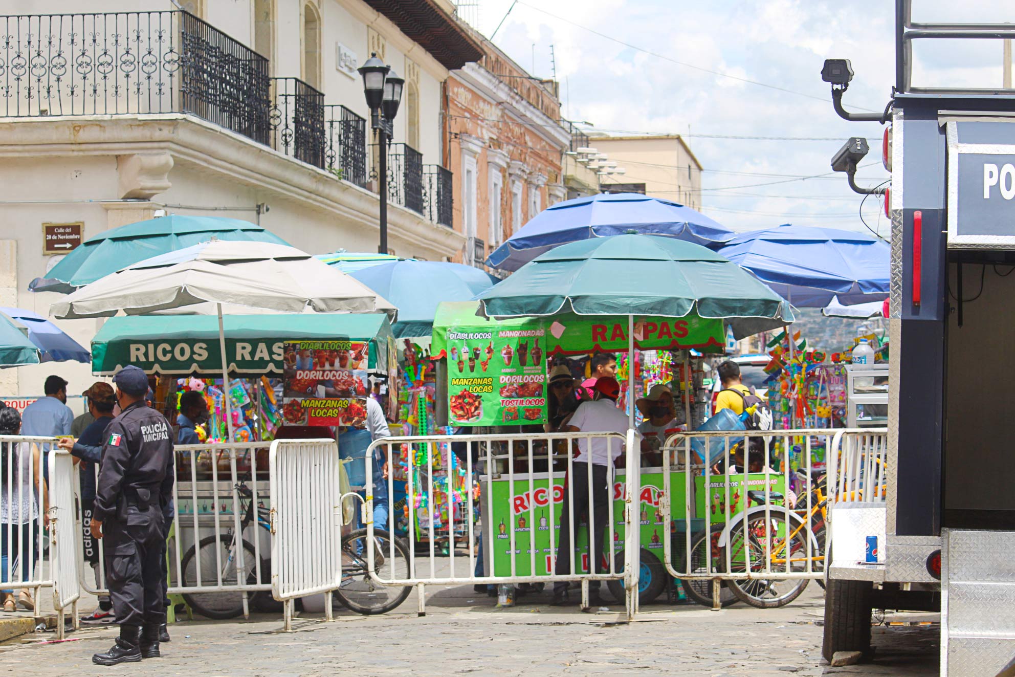 Una valla separa a los comerciantes informales de los lugares en donde antes se encontraban.